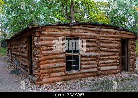 Josie's Cabin, ein Blockhaus, das von der Gehöft Josie Bassett Morris in den frühen 1900er Jahren gebaut wurde, Dinosaur National Monument, Utah, USA Stockfoto