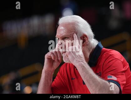 (210731) -- SAITAMA, 31. Juli 2021 (Xinhua) -- Gregg Popovich, Trainer der Vereinigten Staaten, unterrichtet während des Vorspiels der Männer im Basketball zwischen den Vereinigten Staaten und der Tschechischen Republik bei den Olympischen Spielen 2020 in Tokio in Saitama, Japan, am 31. Juli 2021. (Xinhua/Meng Yongmin) Stockfoto