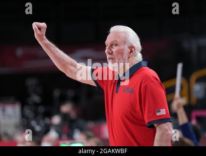 (210731) -- SAITAMA, 31. Juli 2021 (Xinhua) -- Gregg Popovich, Trainer der Vereinigten Staaten, unterrichtet Spieler während des Vorspiels der Männer im Basketball zwischen den Vereinigten Staaten und der Tschechischen Republik bei den Olympischen Spielen 2020 in Tokio in Saitama, Japan, 31. Juli 2021. (Xinhua/Meng Yongmin) Stockfoto