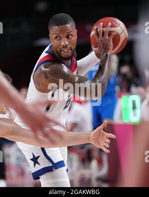 (210731) -- SAITAMA, 31. Juli 2021 (Xinhua) -- Damian Lillard aus den Vereinigten Staaten tritt bei den Olympischen Spielen 2020 in Tokio in Saitama, Japan, am 31. Juli 2021 beim Vorspiel der Männer im Basketball zwischen den Vereinigten Staaten und der Tschechischen Republik an. (Xinhua/Meng Yongmin) Stockfoto