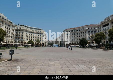 Thessaloniki, Griechenland, 15. Juli 2021: Der Aristoteles-Platz ist der Hauptplatz der Stadt Thessaloniki Stockfoto