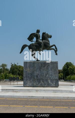 Thessaloniki, Griechenland, 15. Juli 2021: Statue von Alexander dem Großen aufsteigenden Bucephalus, seinem Pferd. Stockfoto