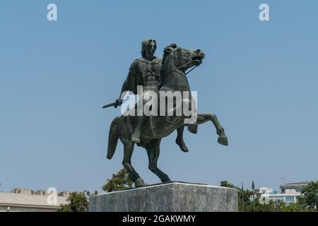 Thessaloniki, Griechenland, 15. Juli 2021: Statue von Alexander dem Großen aufsteigenden Bucephalus, seinem Pferd. Stockfoto