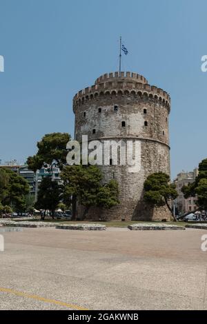 Thessaloniki, Griechenland, 15. Juli 2021: Der Weiße Turm ersetzt eine alte byzantinische Festung, die von den Osmanen zur Stärkung der Festung der Stadt errichtet wurde. Stockfoto