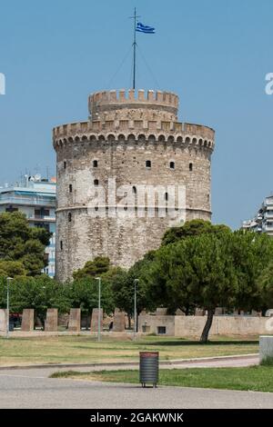 Thessaloniki, Griechenland, 15. Juli 2021: Der Weiße Turm ersetzt eine alte byzantinische Festung, die von den Osmanen zur Stärkung der Festung der Stadt errichtet wurde. Stockfoto