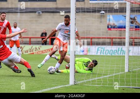 Morecambe, Großbritannien. Juli 2021. CJ Hamilton aus Blackpool erzielt am 7/31/2021 in Morecambe, Großbritannien, einen 1-1. (Foto von Mark Cosgrove/News Images/Sipa USA) Quelle: SIPA USA/Alamy Live News Stockfoto