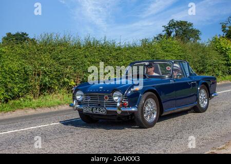 1966 60s blue Triumph TR4 2138cc Benziner auf dem Weg zur Capesthorne Hall classic July Car Show, Ceshire, UK Stockfoto