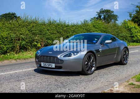 2006 Silber Aston Martin V8 Vantage 6-Gang Schaltgetriebe 4282 ccm Benzin-Roadster auf dem Weg zur Capesthorne Hall Classic Car Show im Juli, Ceshire, Großbritannien Stockfoto