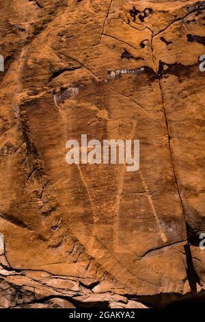 Stilisierte menschliche Figur, vielleicht ein Flötenspieler, an der McKee Springs Petroglyph Site, Dinosaur National Monument, Utah, USA Stockfoto