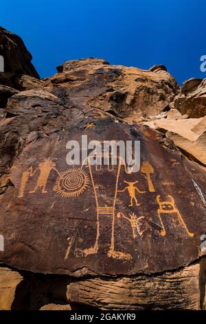 Spektakuläre Petroglyphen-Tafel mit klassischer menschlichen Figur im Fremont-Stil, McKee Spring Petroglyph Site, Dinosaur National Monument, Utah, USA Stockfoto