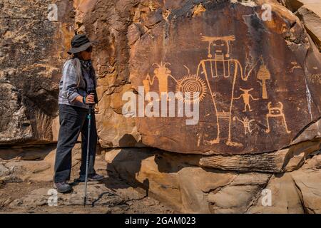 Karen Rentz mit spektakulärer Petroglyphe-Tafel am McKee Spring Petroglyph Site, Dinosaur National Monument, Utah, USA Stockfoto