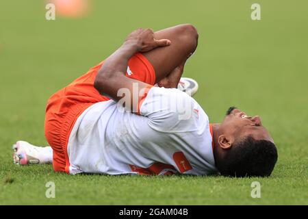 Morecambe, Großbritannien. Juli 2021. Demetri Mitchell aus Blackpool verletzt am 7/31/2021 in Morecambe, Großbritannien, sein linkes Knie. (Foto von Mark Cosgrove/News Images/Sipa USA) Quelle: SIPA USA/Alamy Live News Stockfoto