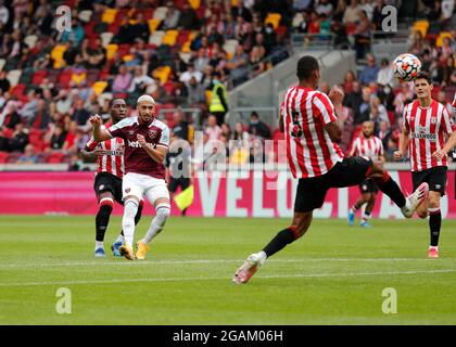 Brentford Community Stadium, London, Großbritannien. Juli 2021. Vor der Saison Freundlicher Fußball, Brentford FC gegen West Ham United; ehemaliger Brentford-Stürmer sagte, Benrahma von West Ham United schießt und erzielt seinen Seiten 1. Tor in der 65. Minute, um es 0-1 Credit: Action Plus Sports/Alamy Live News Stockfoto