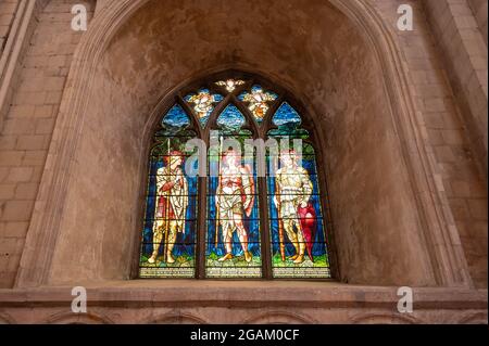 Wunderschöne Ostfenster Glasmalerei in der Norwich Mediaevil Kathedrale mit Sonne scheint durch Stockfoto