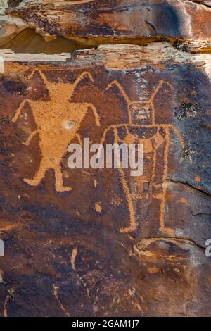 Spektakuläre Tafel stilisierter menschlicher Figuren auf der McKee Spring Petroglyph Site, Dinosaur National Monument, Utah, USA Stockfoto