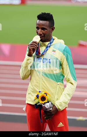 Der Goldmedaillengewinnerin Selemon Barega aus Äthiopien posiert mit seiner Medaille während der Siegerehrung für das 10.000-Meter-Rennen der Männer beim Leichtathletik-Wettbewerb während der Olympischen Sommerspiele in Tokio, Japan, am Samstag, dem 31. Juli 2021. Stockfoto