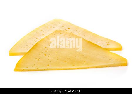 Stücke von halbhartem oder hartem gelben Käse mit Löchern isoliert auf weißem Hintergrund. Stockfoto
