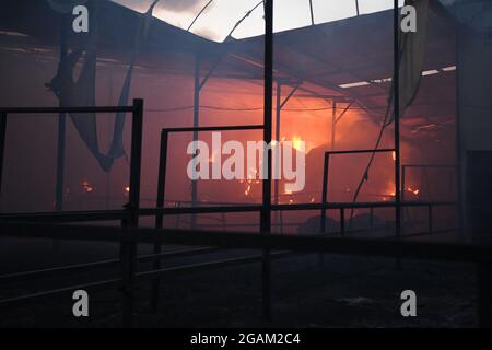 Alle Häuser wurden während der Waldbrände im Dorf Ulukapi Sulek in der Nähe der Region Manavgat in Antalya verbrannt. Mehr als 70 Waldbrände sind diese Woche in Provinzen an der türkischen Ägäis- und Mittelmeerküste sowie im Landesinneren ausgebrochen. Dörfer und einige Hotels wurden in touristischen Gebieten evakuiert und Menschen wurden über Felder geflohen, als Brände in ihren Häusern geschlossen wurden. Mindestens vier Menschen wurden am 28. Juli 2021 von Blasen getötet, die durch die Tourismusregionen Antalya, Manavgat, Türkei, Mittelmeerküste der Türkei gefegt wurden. Foto von Cenk Ozel/Depo Photos/ABACAPRESS.COM Stockfoto