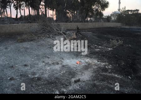 Alle Häuser wurden während der Waldbrände im Dorf Ulukapi Sulek in der Nähe der Region Manavgat in Antalya verbrannt. Mehr als 70 Waldbrände sind diese Woche in Provinzen an der türkischen Ägäis- und Mittelmeerküste sowie im Landesinneren ausgebrochen. Dörfer und einige Hotels wurden in touristischen Gebieten evakuiert und Menschen wurden über Felder geflohen, als Brände in ihren Häusern geschlossen wurden. Mindestens vier Menschen wurden am 28. Juli 2021 von Blasen getötet, die durch die Tourismusregionen Antalya, Manavgat, Türkei, Mittelmeerküste der Türkei gefegt wurden. Foto von Cenk Ozel/Depo Photos/ABACAPRESS.COM Stockfoto