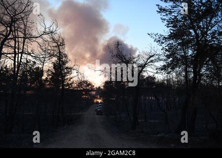 Alle Häuser wurden während der Waldbrände im Dorf Ulukapi Sulek in der Nähe der Region Manavgat in Antalya verbrannt. Mehr als 70 Waldbrände sind diese Woche in Provinzen an der türkischen Ägäis- und Mittelmeerküste sowie im Landesinneren ausgebrochen. Dörfer und einige Hotels wurden in touristischen Gebieten evakuiert und Menschen wurden über Felder geflohen, als Brände in ihren Häusern geschlossen wurden. Mindestens vier Menschen wurden am 28. Juli 2021 von Blasen getötet, die durch die Tourismusregionen Antalya, Manavgat, Türkei, Mittelmeerküste der Türkei gefegt wurden. Foto von Cenk Ozel/Depo Photos/ABACAPRESS.COM Stockfoto