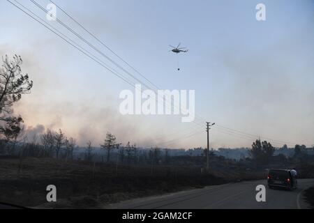 Alle Häuser wurden während der Waldbrände im Dorf Ulukapi Sulek in der Nähe der Region Manavgat in Antalya verbrannt. Mehr als 70 Waldbrände sind diese Woche in Provinzen an der türkischen Ägäis- und Mittelmeerküste sowie im Landesinneren ausgebrochen. Dörfer und einige Hotels wurden in touristischen Gebieten evakuiert und Menschen wurden über Felder geflohen, als Brände in ihren Häusern geschlossen wurden. Mindestens vier Menschen wurden am 28. Juli 2021 von Blasen getötet, die durch die Tourismusregionen Antalya, Manavgat, Türkei, Mittelmeerküste der Türkei gefegt wurden. Foto von Cenk Ozel/Depo Photos/ABACAPRESS.COM Stockfoto