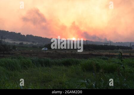Alle Häuser wurden während der Waldbrände im Dorf Ulukapi Sulek in der Nähe der Region Manavgat in Antalya verbrannt. Mehr als 70 Waldbrände sind diese Woche in Provinzen an der türkischen Ägäis- und Mittelmeerküste sowie im Landesinneren ausgebrochen. Dörfer und einige Hotels wurden in touristischen Gebieten evakuiert und Menschen wurden über Felder geflohen, als Brände in ihren Häusern geschlossen wurden. Mindestens vier Menschen wurden am 28. Juli 2021 von Blasen getötet, die durch die Tourismusregionen Antalya, Manavgat, Türkei, Mittelmeerküste der Türkei gefegt wurden. Foto von Cenk Ozel/Depo Photos/ABACAPRESS.COM Stockfoto