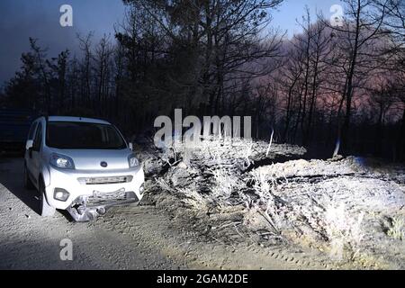 Alle Häuser wurden während der Waldbrände im Dorf Ulukapi Sulek in der Nähe der Region Manavgat in Antalya verbrannt. Mehr als 70 Waldbrände sind diese Woche in Provinzen an der türkischen Ägäis- und Mittelmeerküste sowie im Landesinneren ausgebrochen. Dörfer und einige Hotels wurden in touristischen Gebieten evakuiert und Menschen wurden über Felder geflohen, als Brände in ihren Häusern geschlossen wurden. Mindestens vier Menschen wurden am 28. Juli 2021 von Blasen getötet, die durch die Tourismusregionen Antalya, Manavgat, Türkei, Mittelmeerküste der Türkei gefegt wurden. Foto von Cenk Ozel/Depo Photos/ABACAPRESS.COM Stockfoto