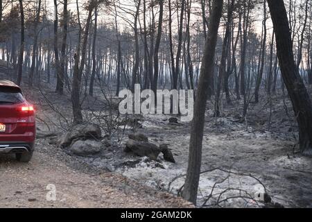Alle Häuser wurden während der Waldbrände im Dorf Ulukapi Sulek in der Nähe der Region Manavgat in Antalya verbrannt. Mehr als 70 Waldbrände sind diese Woche in Provinzen an der türkischen Ägäis- und Mittelmeerküste sowie im Landesinneren ausgebrochen. Dörfer und einige Hotels wurden in touristischen Gebieten evakuiert und Menschen wurden über Felder geflohen, als Brände in ihren Häusern geschlossen wurden. Mindestens vier Menschen wurden am 28. Juli 2021 von Blasen getötet, die durch die Tourismusregionen Antalya, Manavgat, Türkei, Mittelmeerküste der Türkei gefegt wurden. Foto von Cenk Ozel/Depo Photos/ABACAPRESS.COM Stockfoto