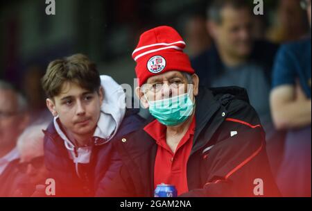 Crawley UK 31. Juli 2021 - Fans beobachten während der Vorsaison freundliches Fußballspiel zwischen Crawley Town und einem Team von Tottenham Hotspur unter 23 Jahren im Peoples Pension Stadium in Crawley : Credit Simon Dack / Alamy Live News Stockfoto