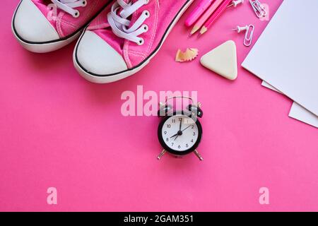 Time to Back to School-Konzept, Schul- und Büromaterial mit Kopierplatz. Viele verschiedene Schreibwaren auf buntem Hintergrund, flaches Lay, sp Stockfoto
