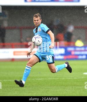 Crawley UK 31. Juli 2021 - Jake Hessenthaler von Crawley während des vor der Saison freundlichen Fußballspiels zwischen Crawley Town und einem Tottenham Hotspur-Team unter 23 Jahren im Peoples Pension Stadium in Crawley : Credit Simon Dack / Alamy Live News Stockfoto