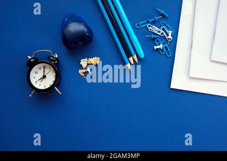 Time to Back to School-Konzept, Schul- und Büromaterial mit Kopierplatz. Viele verschiedene Schreibwaren auf buntem Hintergrund, flaches Lay, sp Stockfoto