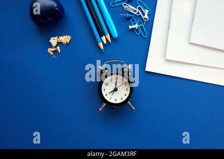 Time to Back to School-Konzept, Schul- und Büromaterial mit Kopierplatz. Viele verschiedene Schreibwaren auf buntem Hintergrund, flaches Lay, sp Stockfoto