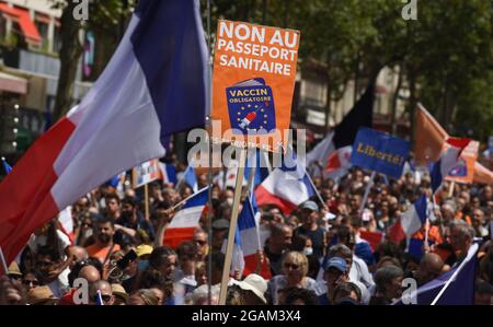 *** KEIN VERKAUF AN FRANZÖSISCHE MEDIEN ODER VERLAGE - RECHTE VORBEHALTEN ***31. JULI 2021 - PARIS, FRANKREICH: Tausende Franzosen protestieren gegen das neue Gesetz, das die Vorlage eines „Gesundheitsausweisen“, der aus einer Covid-Impfstoffbescheinigung oder einem kürzlich durchgeführten negativen Covid-19-Test besteht, zur Einreise in Bars, Restaurants, Fernzüge sowie kulturelle Einrichtungen wie Kinos, Theater und Museen verpflichtete. Der "passe sanitaire", wie er in Frankreich bekannt ist, hat vor allem bei Menschen, die ihn als eine Form der Zwangsimpfung ansehen, Wut ausgelöst. Stockfoto