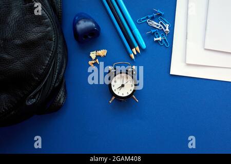Time to Back to School-Konzept, Schul- und Büromaterial mit Kopierplatz. Viele verschiedene Schreibwaren auf buntem Hintergrund, flaches Lay, sp Stockfoto