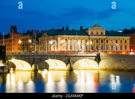 Nachtansicht beleuchtete alte Norrbro-Brücke in Stockholm, Schweden Stockfoto