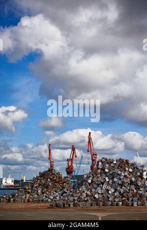 Würfel aus Schrott im Hafen von Bilbao, Santurce, Biskaya, Baskenland, Euskadi, Spanien, Europa, Stockfoto