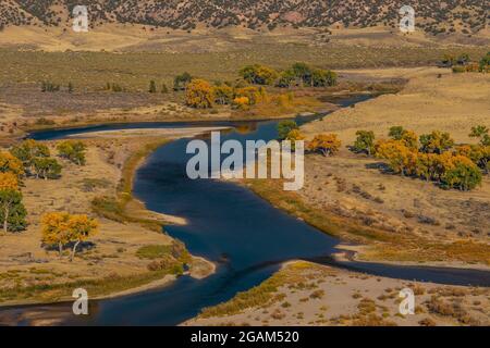 Blick auf den Green River und herbstliche Farben vom Island Park auf die Island Park Road im Dinosaur National Monument, Utah, USA Stockfoto