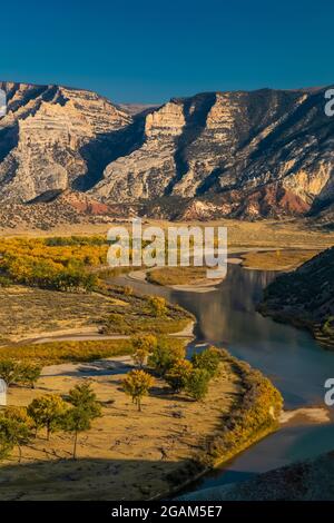 Blick auf den Green River und herbstliche Farben vom Island Park auf die Island Park Road im Dinosaur National Monument, Utah, USA Stockfoto