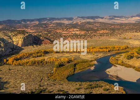 Blick auf den Green River und herbstliche Farben vom Island Park auf die Island Park Road im Dinosaur National Monument, Utah, USA Stockfoto