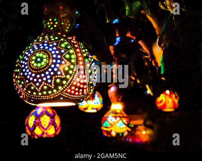 Orientalische Laternen leuchten im Dunkeln mit bunten Lichtern. Östliches Märchen. Stockfoto