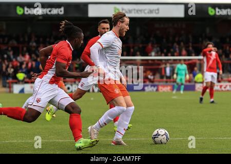 Morecambe, Großbritannien. Juli 2021. Josh Bowler von Blackpool bricht mit dem Ball in Morecambe, Großbritannien am 7/31/2021. (Foto von Mark Cosgrove/News Images/Sipa USA) Quelle: SIPA USA/Alamy Live News Stockfoto