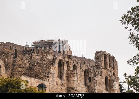 Eintrittsplatz zum Odeon des Herodes Atticus, umrahmt von Bäumen auf Hügeln der Akropolis, Athen, Griechenland Stockfoto