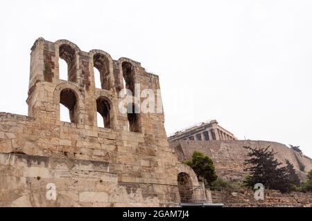 Eingangsbögen zu Odeon von Herodes Atticus auf weißem Hintergrund auf Hügeln von Akropolis, Athen, Griechenland Stockfoto