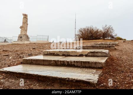 Antiker Treppenweg auf dem Filopappou-Hügel zum Philopappos-Denkmal. Sommer-Trockenzeit Reisen mediterrane historische Wahrzeichen Stockfoto