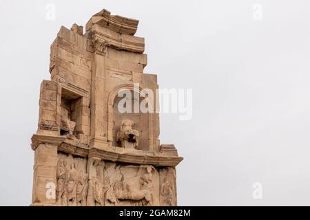 Philopappos-Denkmal in Athen auf dem Filopappou-Hügel auf grauem, wolkigen Hintergrund. Historisches Wahrzeichen in Griechenland aus der Nähe Stockfoto