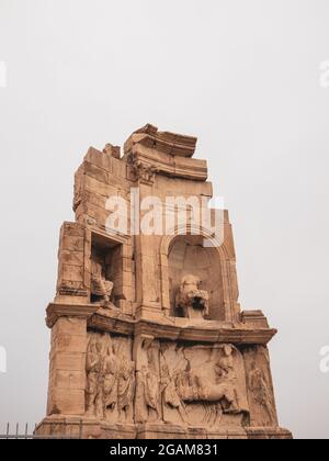 Philopappos-Denkmal in Athen auf dem Filopappou-Hügel auf grauem, wolkigen Hintergrund. Historisches Wahrzeichen in Griechenland Vertikale Ansicht schließen Stockfoto