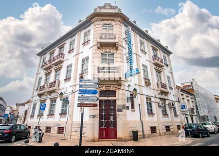 FARO, PORTUGAL - 20. juni 2021: Touristisches Stadtzentrum von Faro Stadt mit Kopfsteinpflasterstraßen und Restaurants. Stockfoto