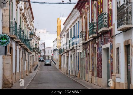 FARO, PORTUGAL - 20. juni 2021: Nahansicht typischer portugiesischer Gebäude auf den Straßen von Faro, Portugal. Stockfoto