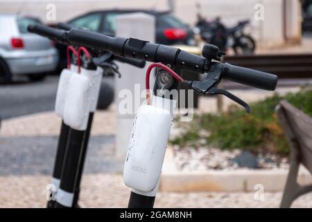 Elektroroller zur Miete in der Stadt geparkt. Stockfoto